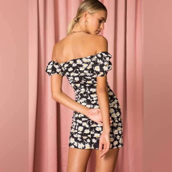 Superdown ‘Rumor’ Daisy Off-Shoulder Ruched Dress - Picture 3 of 7